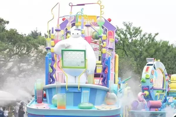 「夏の東京ディズニーランドは家族で楽しめるスポットいっぱい！トイ・ストーリー5のシールやジャングルクルーズのステッカーがもらえるイベントも。」の画像