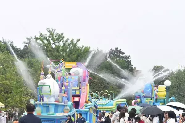 「夏の東京ディズニーランドは家族で楽しめるスポットいっぱい！トイ・ストーリー5のシールやジャングルクルーズのステッカーがもらえるイベントも。」の画像