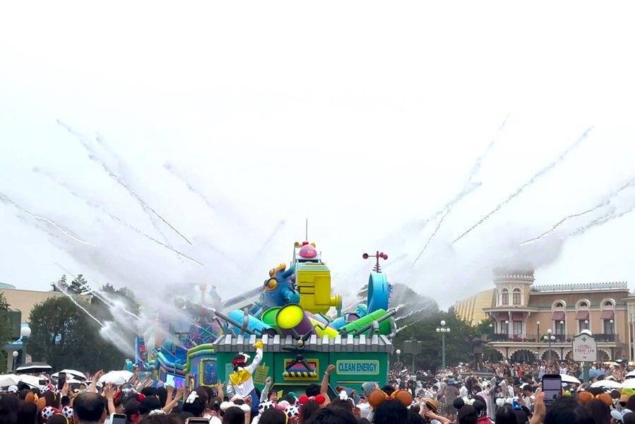 夏の東京ディズニーランドは家族で楽しめるスポットいっぱい！トイ・ストーリー5のシールやジャングルクルーズのステッカーがもらえるイベントも。