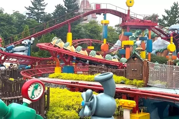 「夏の東京ディズニーランドは家族で楽しめるスポットいっぱい！トイ・ストーリー5のシールやジャングルクルーズのステッカーがもらえるイベントも。」の画像