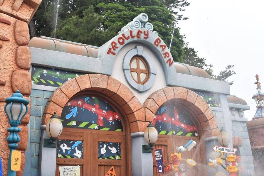 夏の東京ディズニーランドは家族で楽しめるスポットいっぱい！トイ・ストーリー5のシールやジャングルクルーズのステッカーがもらえるイベントも。