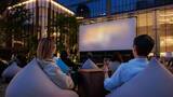 「入場無料！初夏の麻布台ヒルズで屋外映画イベントを開催。名作洋画とハイセンスグルメを楽しめるよ。《5月30日・31日》」の画像1