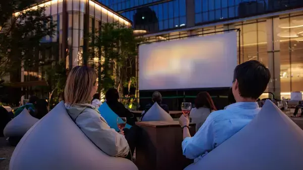 入場無料！初夏の麻布台ヒルズで屋外映画イベントを開催。名作洋画とハイセンスグルメを楽しめるよ。《5月30日・31日》
