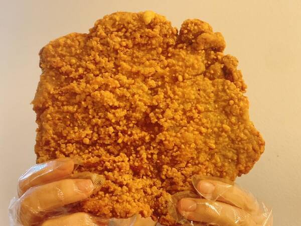 デカすぎて半分でも満腹！コストコの超巨大「台湾チキン」実食レビュー