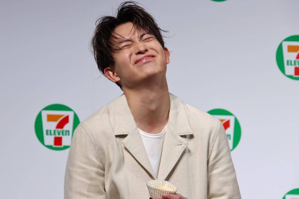 「僕のどタイプの味」生粋の甘党・綱啓永さんがセブンの推しスイーツをとろける笑顔で告白