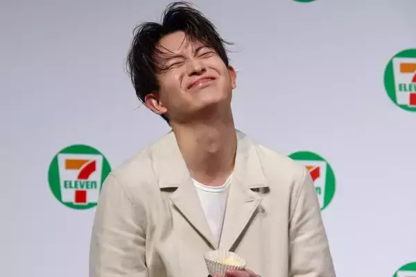 「「僕のどタイプの味」生粋の甘党・綱啓永さんがセブンの推しスイーツをとろける笑顔で告白」の画像
