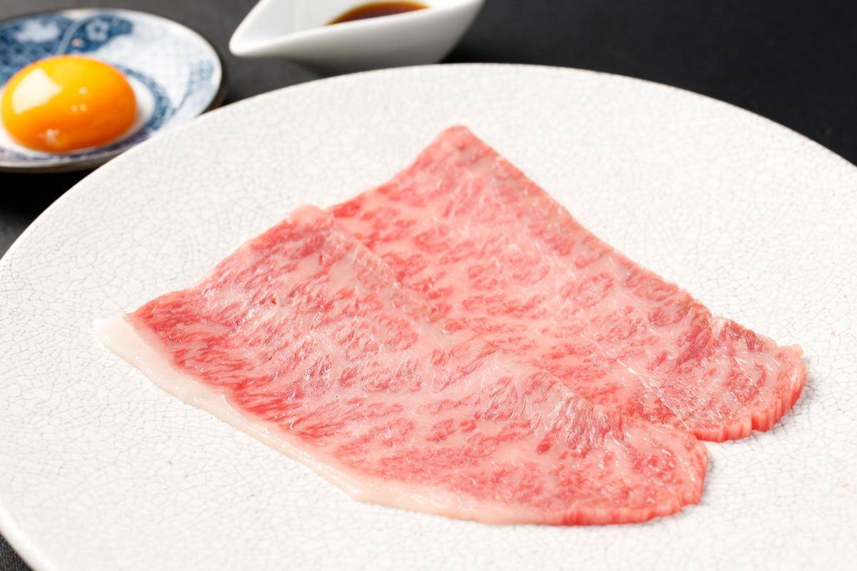 "鹿児島黒牛"の焼きすきなど人気メニューが衝撃の50％オフ！「和牛焼肉やくにく 徹」の2周年フェアがお得すぎ《6月30日まで》