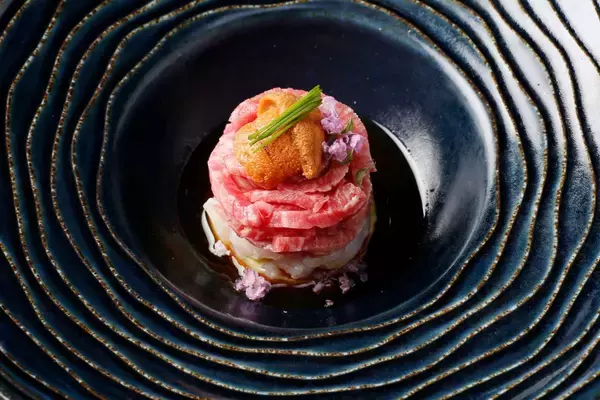 「"鹿児島黒牛"の焼きすきなど人気メニューが衝撃の50％オフ！「和牛焼肉やくにく 徹」の2周年フェアがお得すぎ《6月30日まで》」の画像