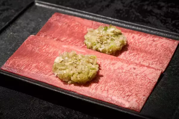 「"鹿児島黒牛"の焼きすきなど人気メニューが衝撃の50％オフ！「和牛焼肉やくにく 徹」の2周年フェアがお得すぎ《6月30日まで》」の画像