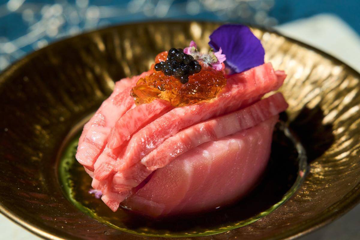 "鹿児島黒牛"の焼きすきなど人気メニューが衝撃の50％オフ！「和牛焼肉やくにく 徹」の2周年フェアがお得すぎ《6月30日まで》