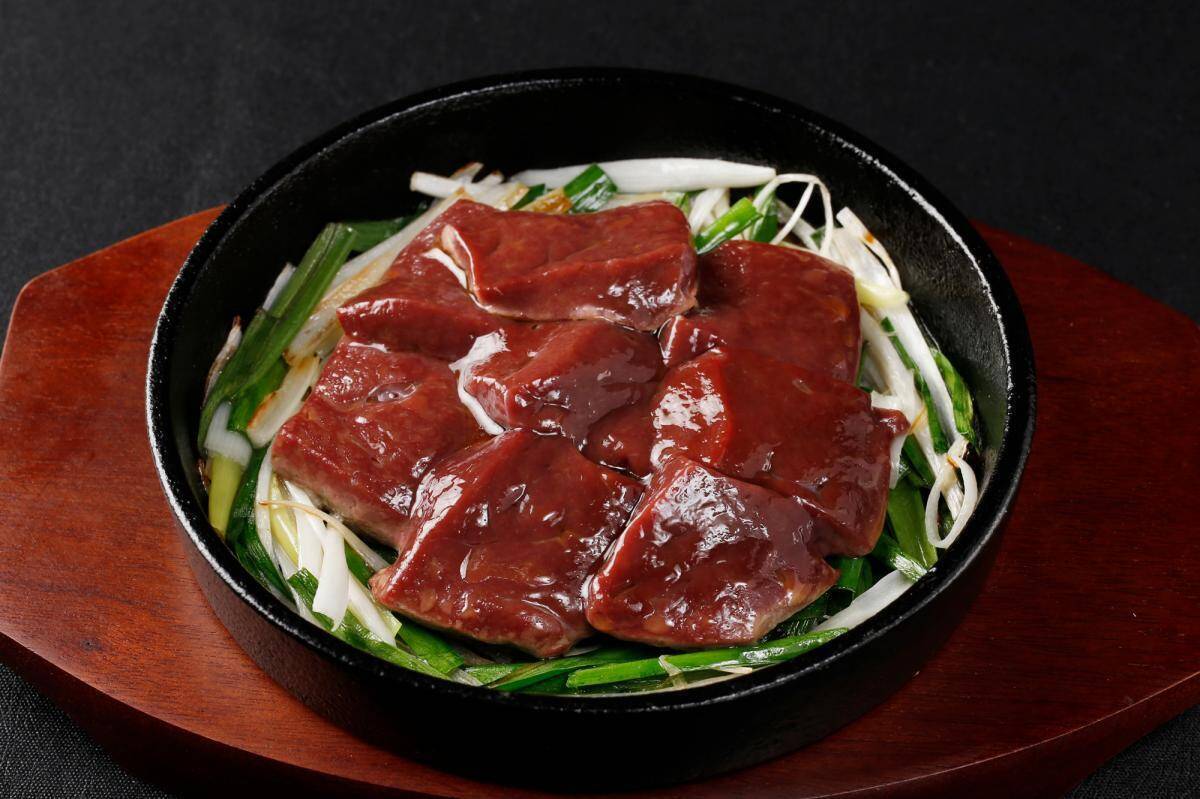 "鹿児島黒牛"の焼きすきなど人気メニューが衝撃の50％オフ！「和牛焼肉やくにく 徹」の2周年フェアがお得すぎ《6月30日まで》