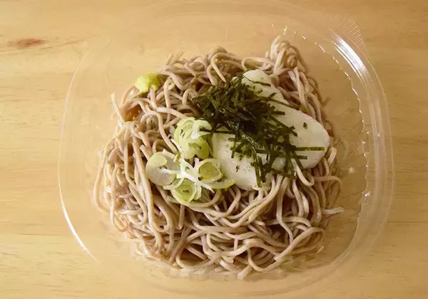 「コンビニ「冷やしとろろそば」を食べ比べ！ローソン・ファミマ・セブンで"とろろ"の味わいはどう違う？《実食レポ》」の画像