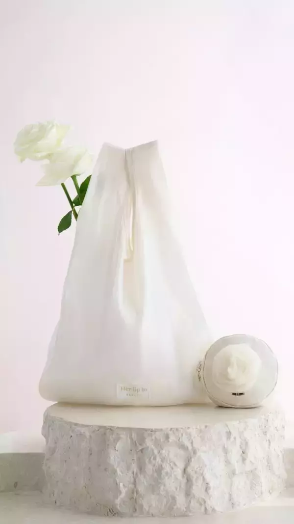 「銀座ロフトで「Her lip to BEAUTY」のPOP UPが開催中。7500円以上購入でローズシュシュがもらえるよ♡《6月29日まで》」の画像