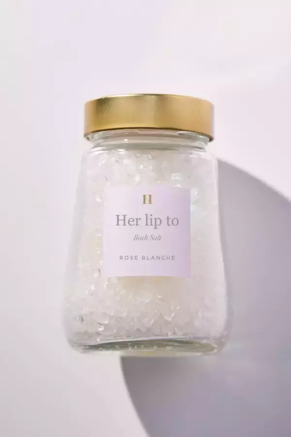 「銀座ロフトで「Her lip to BEAUTY」のPOP UPが開催中。7500円以上購入でローズシュシュがもらえるよ♡《6月29日まで》」の画像