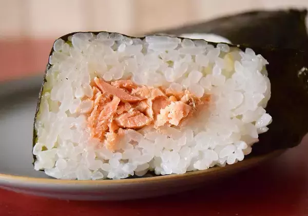 「ローソン・ファミマ・セブンの「鮭おにぎり」徹底比較！値上げで気になる中具や重量などを比べてみた《実食レポ》」の画像