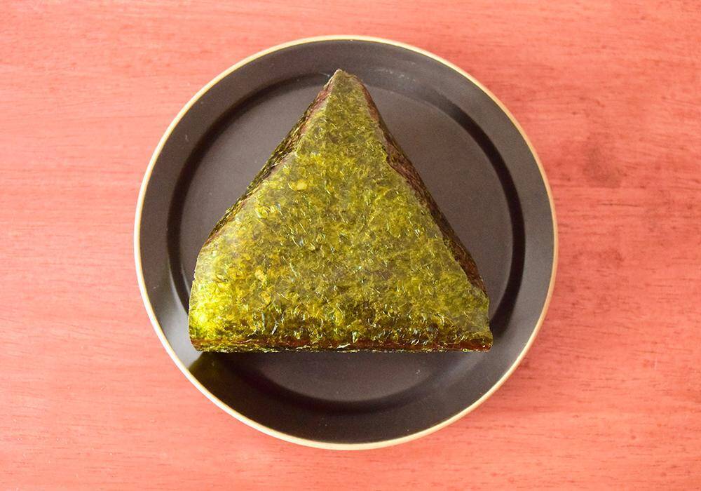 ローソン・ファミマ・セブンの「鮭おにぎり」徹底比較！値上げで気になる中具や重量などを比べてみた《実食レポ》