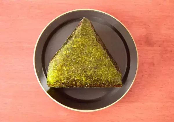 「ローソン・ファミマ・セブンの「鮭おにぎり」徹底比較！値上げで気になる中具や重量などを比べてみた《実食レポ》」の画像