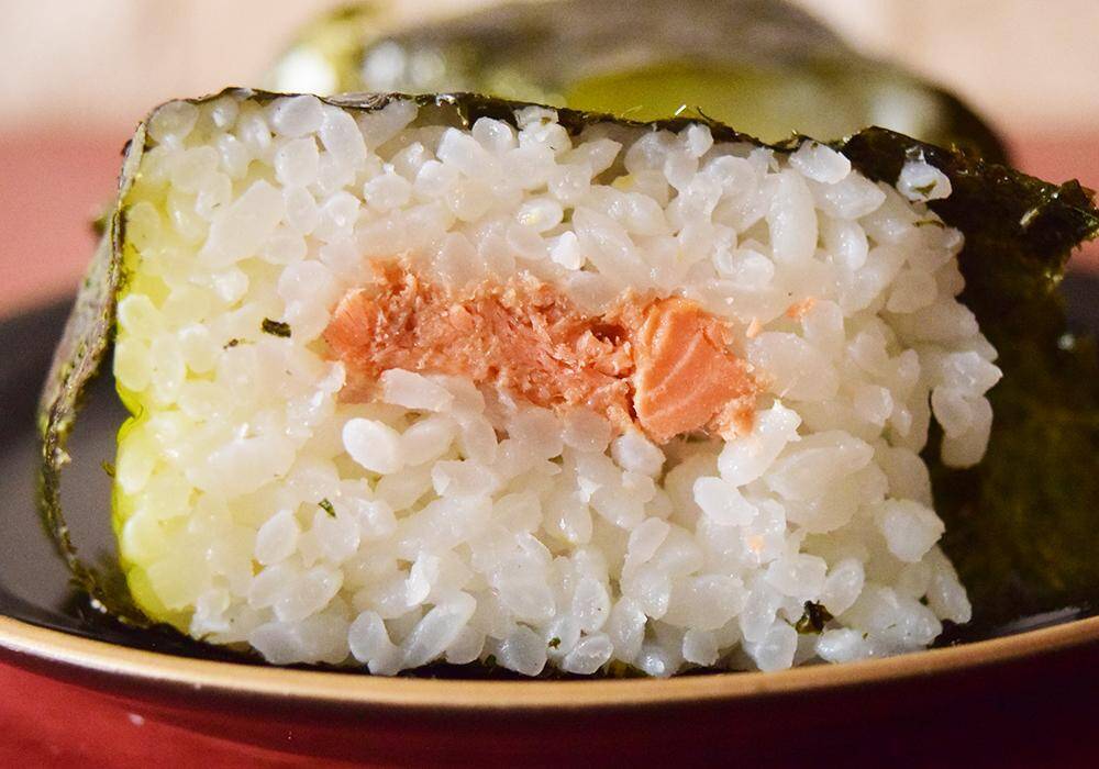 ローソン・ファミマ・セブンの「鮭おにぎり」徹底比較！値上げで気になる中具や重量などを比べてみた《実食レポ》