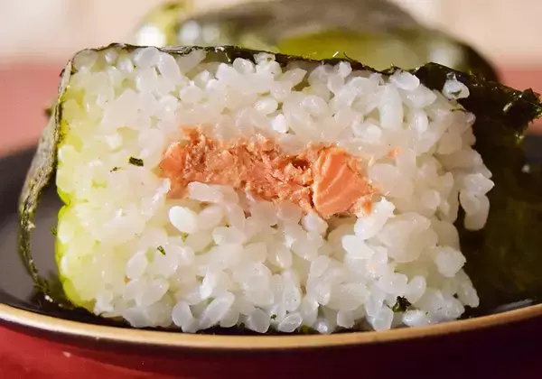 「ローソン・ファミマ・セブンの「鮭おにぎり」徹底比較！値上げで気になる中具や重量などを比べてみた《実食レポ》」の画像