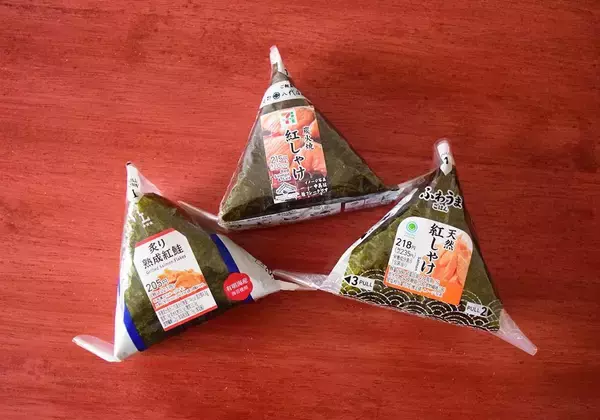 「ローソン・ファミマ・セブンの「鮭おにぎり」徹底比較！値上げで気になる中具や重量などを比べてみた《実食レポ》」の画像