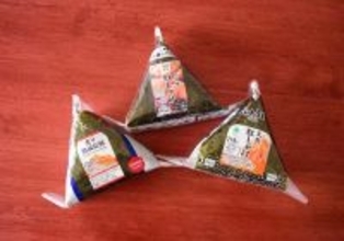 ローソン・ファミマ・セブンの「鮭おにぎり」徹底比較！値上げで気になる中具や重量などを比べてみた《実食レポ》