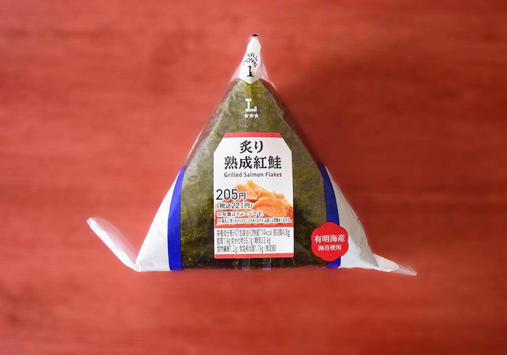 ローソン・ファミマ・セブンの「鮭おにぎり」徹底比較！値上げで気になる中具や重量などを比べてみた《実食レポ》