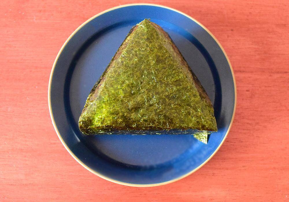 ローソン・ファミマ・セブンの「鮭おにぎり」徹底比較！値上げで気になる中具や重量などを比べてみた《実食レポ》