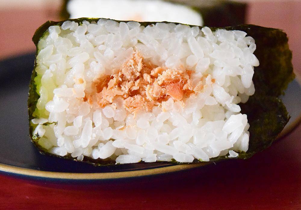 ローソン・ファミマ・セブンの「鮭おにぎり」徹底比較！値上げで気になる中具や重量などを比べてみた《実食レポ》