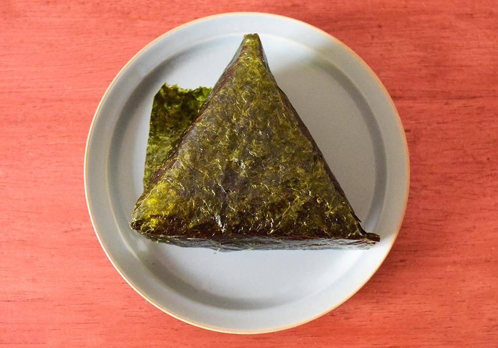 ローソン・ファミマ・セブンの「鮭おにぎり」徹底比較！値上げで気になる中具や重量などを比べてみた《実食レポ》