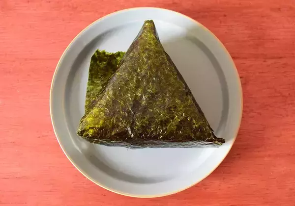 「ローソン・ファミマ・セブンの「鮭おにぎり」徹底比較！値上げで気になる中具や重量などを比べてみた《実食レポ》」の画像