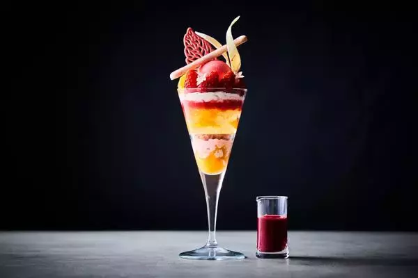 春らしいハーモニーを楽しめる苺と柑橘のパフェ