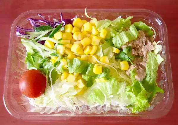 「コンビニ「ツナコーンサラダ」食べ比べ！似てるけどセブン・ローソン・ファミマで違いはあるの？《実食レポ》」の画像