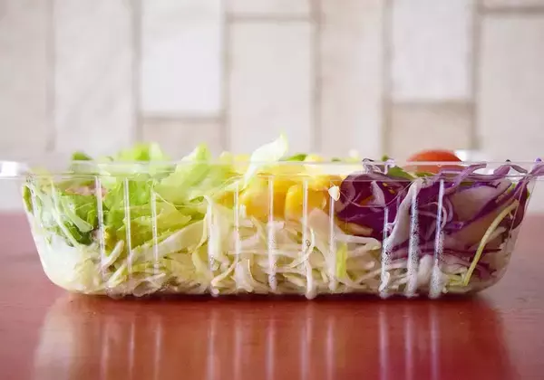 「コンビニ「ツナコーンサラダ」食べ比べ！似てるけどセブン・ローソン・ファミマで違いはあるの？《実食レポ》」の画像