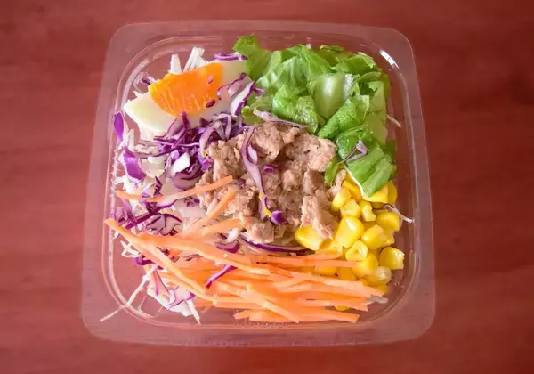 「コンビニ「ツナコーンサラダ」食べ比べ！似てるけどセブン・ローソン・ファミマで違いはあるの？《実食レポ》」の画像