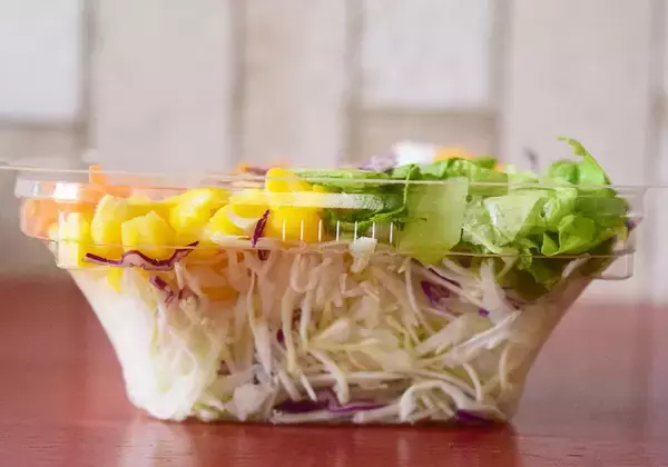 「コンビニ「ツナコーンサラダ」食べ比べ！似てるけどセブン・ローソン・ファミマで違いはあるの？《実食レポ》」の画像