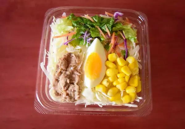 「コンビニ「ツナコーンサラダ」食べ比べ！似てるけどセブン・ローソン・ファミマで違いはあるの？《実食レポ》」の画像