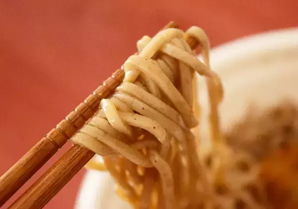 「コンビニ「かき揚げそば」比較！セブン・ファミマ・ローソンで味わいはどう違う？《実食レポ》」の画像