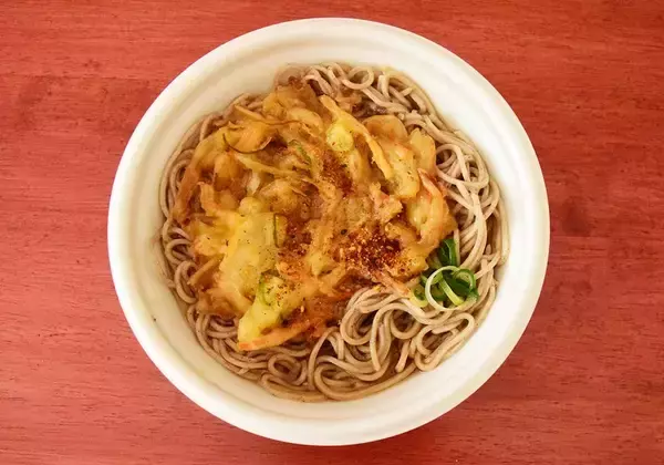 「コンビニ「かき揚げそば」比較！セブン・ファミマ・ローソンで味わいはどう違う？《実食レポ》」の画像