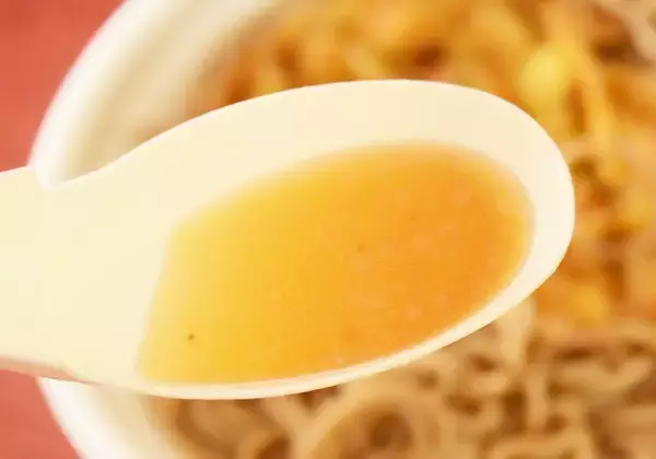 「コンビニ「かき揚げそば」比較！セブン・ファミマ・ローソンで味わいはどう違う？《実食レポ》」の画像