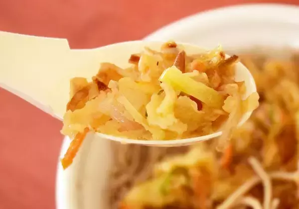 「コンビニ「かき揚げそば」比較！セブン・ファミマ・ローソンで味わいはどう違う？《実食レポ》」の画像