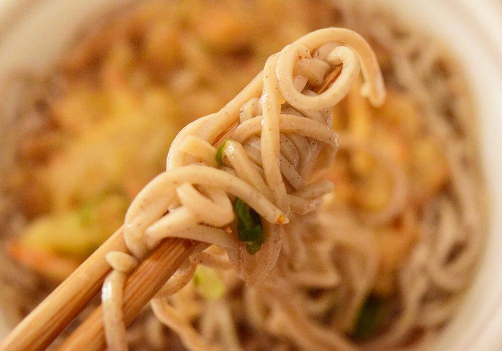 コンビニ「かき揚げそば」比較！セブン・ファミマ・ローソンで味わいはどう違う？《実食レポ》