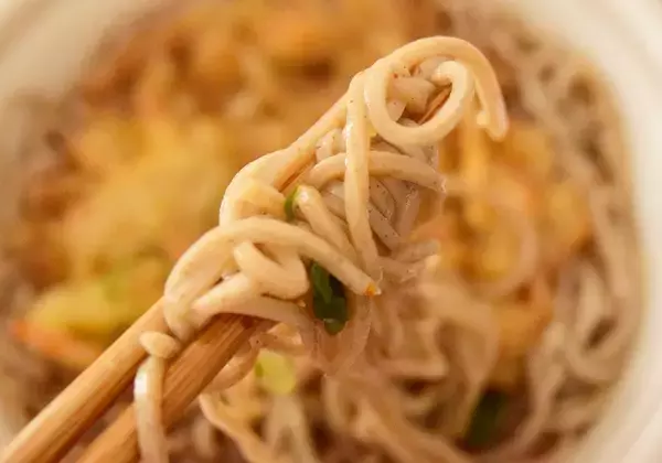 「コンビニ「かき揚げそば」比較！セブン・ファミマ・ローソンで味わいはどう違う？《実食レポ》」の画像