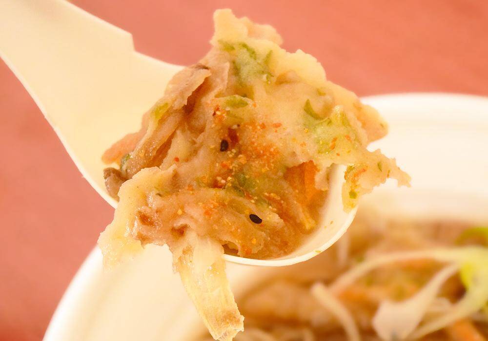 コンビニ「かき揚げそば」比較！セブン・ファミマ・ローソンで味わいはどう違う？《実食レポ》