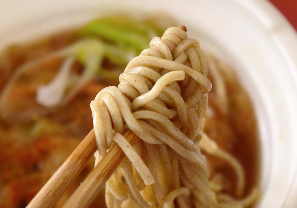 コンビニ「かき揚げそば」比較！セブン・ファミマ・ローソンで味わいはどう違う？《実食レポ》