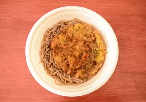 「コンビニ「かき揚げそば」比較！セブン・ファミマ・ローソンで味わいはどう違う？《実食レポ》」の画像