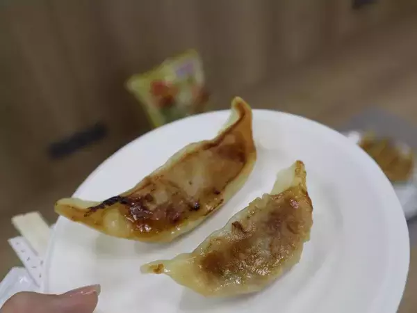 「フライパン不要でここまで？焼かないギョーザの進化が思ったよりすごい......。《実食レポ》」の画像