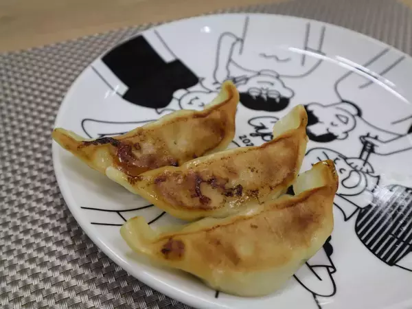 「フライパン不要でここまで？焼かないギョーザの進化が思ったよりすごい......。《実食レポ》」の画像