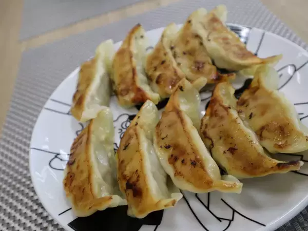 「フライパン不要でここまで？焼かないギョーザの進化が思ったよりすごい......。《実食レポ》」の画像