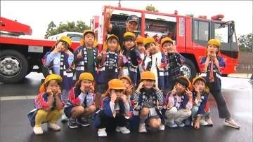 導入されたばかりの35mはしご車に歓声『幼年消防ふれあい広場』44施設の園児が火災予防の大切さを学ぶ　新潟県