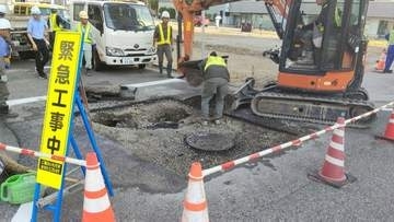 萬代橋近くで道路陥没「マンホール内に砂」最大幅1.8m　新潟・中央区